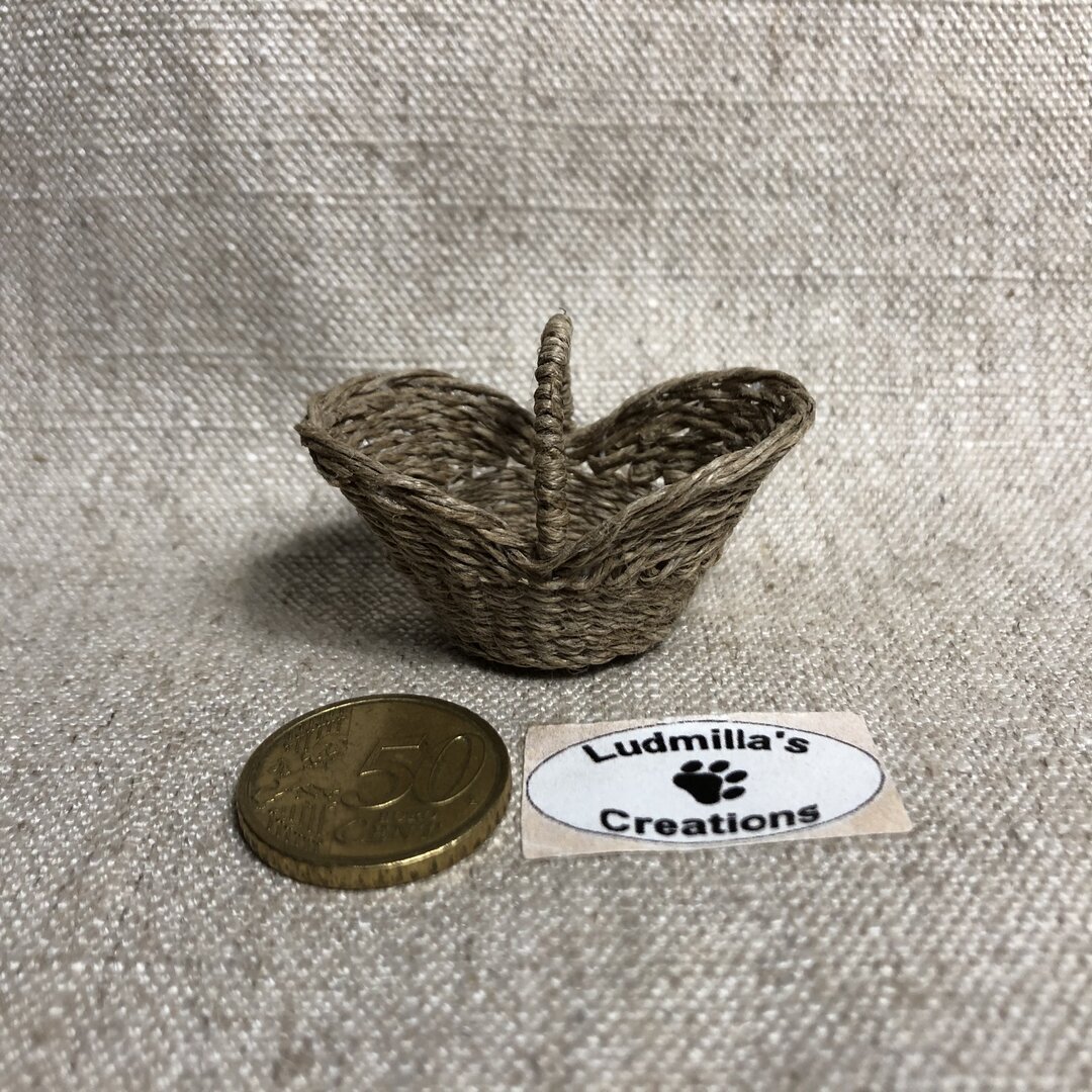 Butterfly basket in raw linen